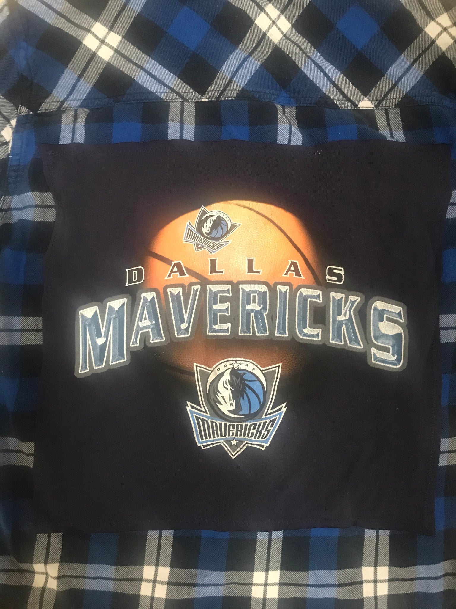 Dallas Mavericks MEDIUM T-shirt backed flannel